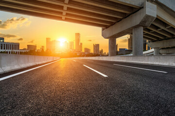 内燃机车（火车）可分为哪些种类？